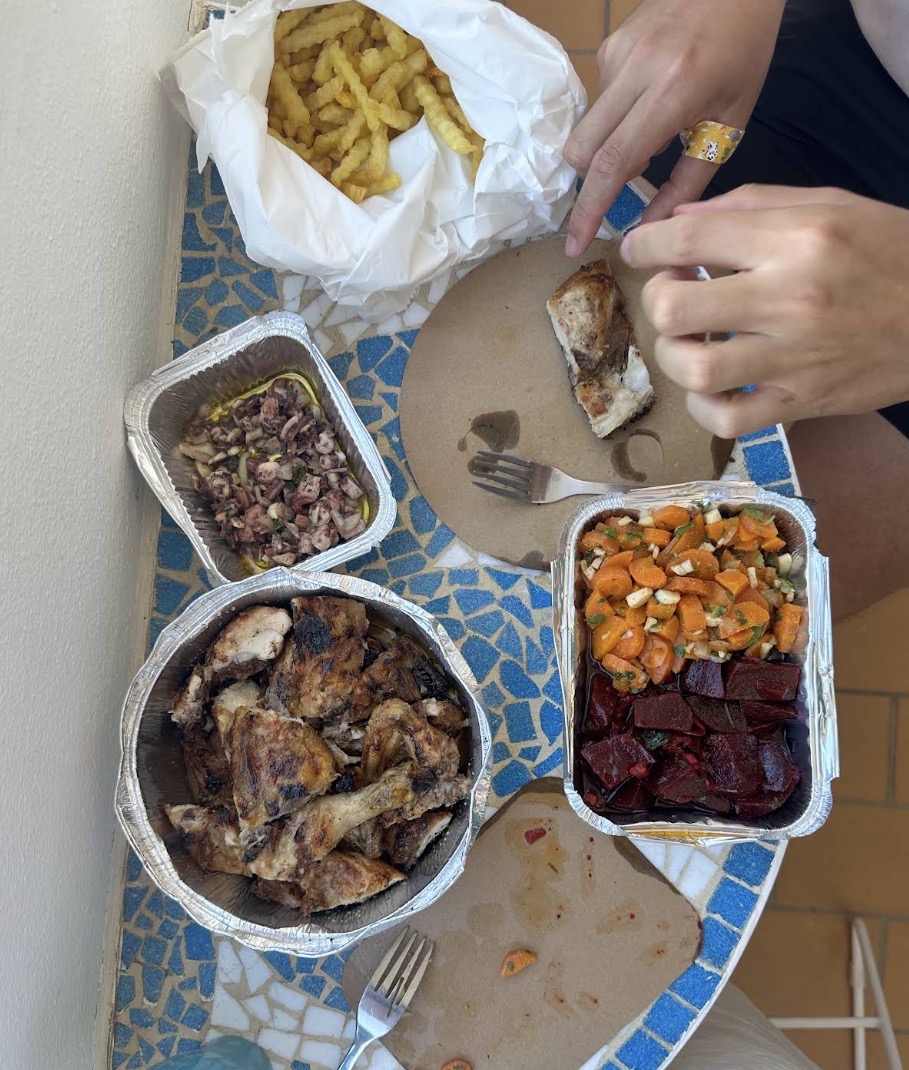 Frango piri piri com batata frita e saladas